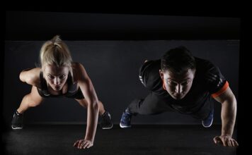 Jak używać pompki do materaca?