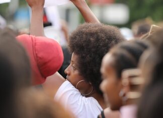 Co to znaczy strzelające kupki?