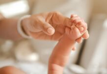 Zanim Twój maluszek pojawi się na świecie… O co warto zadbać przed porodem? Dziecięca rączka zaciśnięta wokół palca dorosłej osoby