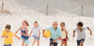 Jak zapewnić dziecku niezapomniane i bezpieczne wakacje w 2026 roku