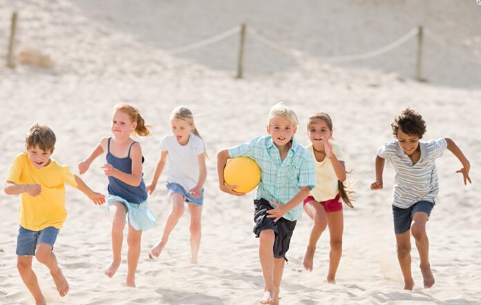 Jak zapewnić dziecku niezapomniane i bezpieczne wakacje w 2026 roku
